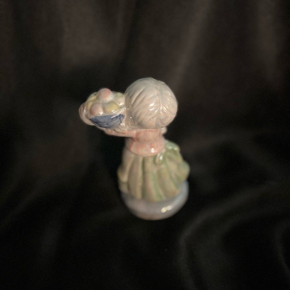 A GIRL WITH HER FRUIT BASKET FIGURINE - Picture 5 of 6